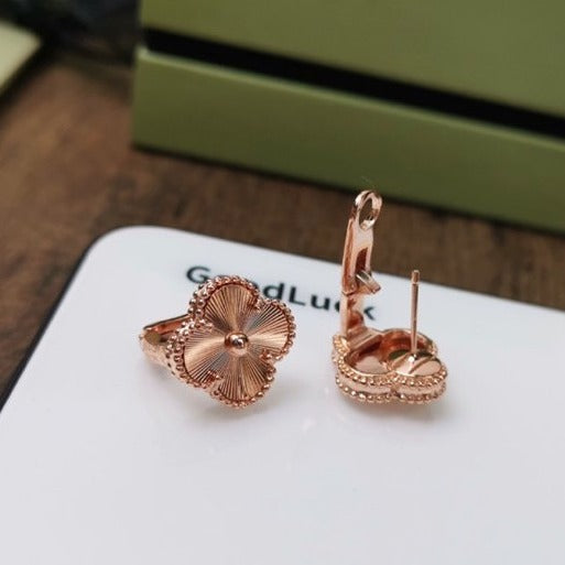 シャイニージュエリー クローバー ミディアム スタッドピアス