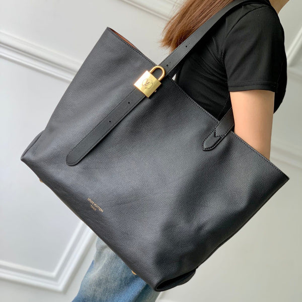 LOW KEY CABAS MM BAG 47 IN BLACK GRAINED CALFSKIN
