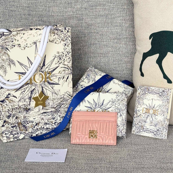 FREESIA CARD HOLDER 10 IN BABY PINK QUILTED ALLOVER CALFSKIN